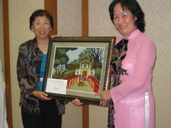 香川医療生協の組合員さんへのプレゼントとして渡されました。ハノイの 観光名所である「ホアンキム湖」です（手縫いですよ）。