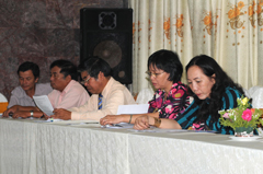 セミナー参加者が、あらかじめベトナム語に翻訳されたレジュメを熱心に見ながら、通訳の報告を聞いている様子が伺えます。