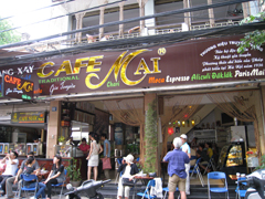 ハノイのコーヒー店。米国が北ベトナム（当時）を爆撃していた頃から営業している店だそうです。コーヒーを挽いている間、コー ヒーを飲みながら一服できます。
