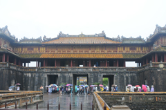 ベトナム最後の王朝グエン朝は都をフエにおきました。小雨だったので、観光客は傘をさしています。すぐに止みましたが。