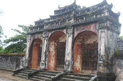 ベトナム最後のグエン王朝、第２代ミンマ ン帝の帝廟です。広い蓮池や、死者を守る馬や象などの石像があります。