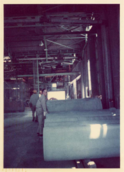 エタニットパイプ工場内の写真です。親の「職場訪問」の時の写真だと聞いた記憶があります。