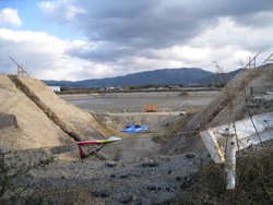 東日本大震災を受け、香川県ではため池の修繕の真最中です。写真は、観音寺市の今井田池です