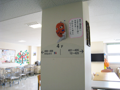 長野中央病院の病棟廊下の壁の飾りです。看護師さんのFISHの取り組み で、自由に飾り付けを行っているそうです。病棟により様々な工夫が凝らされていました。