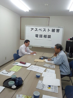 右が、 香川アスベスト被害者を守る友の会事務局長の合田さん。左のメモを取っているのが私です。机の上が汚いのは気にしないでください （笑）