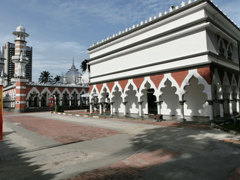 市内最古のイスラム寺院。「地球の歩き方」で「クアラルンプールの町はここから発展した」とありますが残念ながら改修中で入れませんでした。