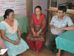 右端がネパール語から英語に通訳していただいたフェクトのバサンダ医師。2人の女性はティカタリ女性医療生協のメンバーです