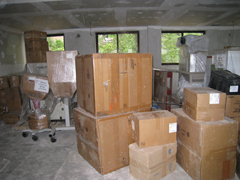 2012年8月には、建設途上で、米国等の慈善団体から寄付された医療器具等が積み重なれていました。