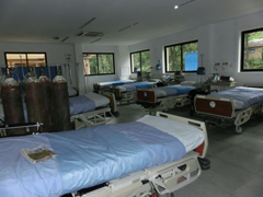 2013年10月には、ベッド、酸素ボンベなどが置かれていました。