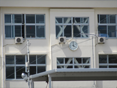 避難所に指定された野蒜小学校も被害にあいました。２階の天井の高さにある時計は、震災の時刻をまだ記録しています