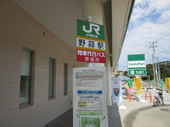 JR野蒜駅の駅前に代替運行のバス停があり、3日前にコンビニができました。これも復興への道筋です