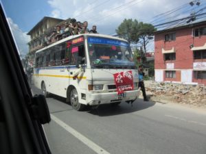 ネパールだけでなく、東南アジアの一部ではよくみる風景です。バスの上に人が乗っていると、なんとなくほっとしますね